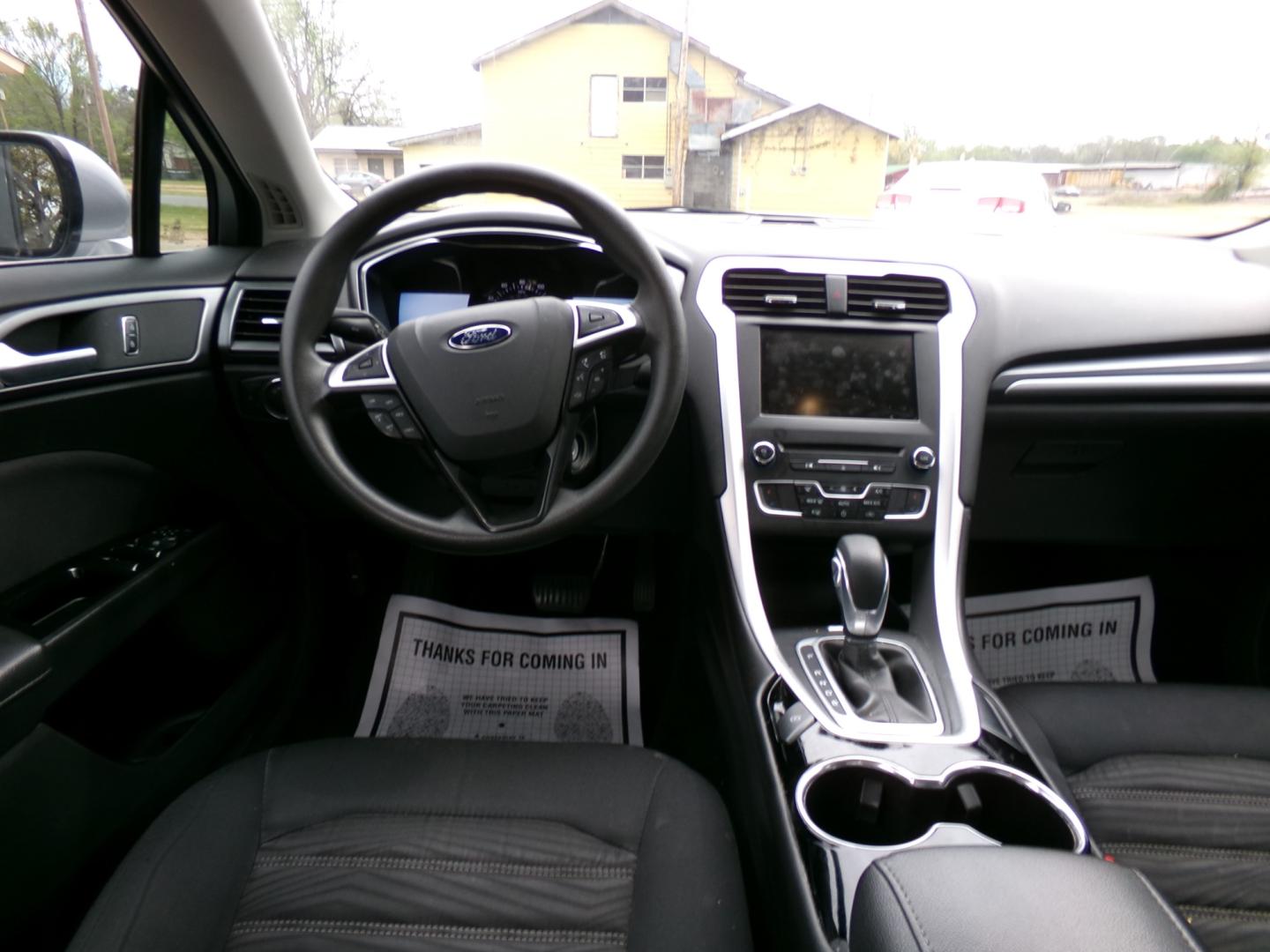 2016 Silver /Black Ford Fusion SE (3PA6P0H72GR) with an 2.5L engine, automatic transmission, located at 401 First NE, Bearden, AR, 71720, (870) 687-3414, 33.726528, -92.611519 - Photo#18